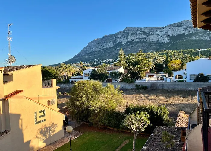 Adosado En Denia Con Gran Jardin