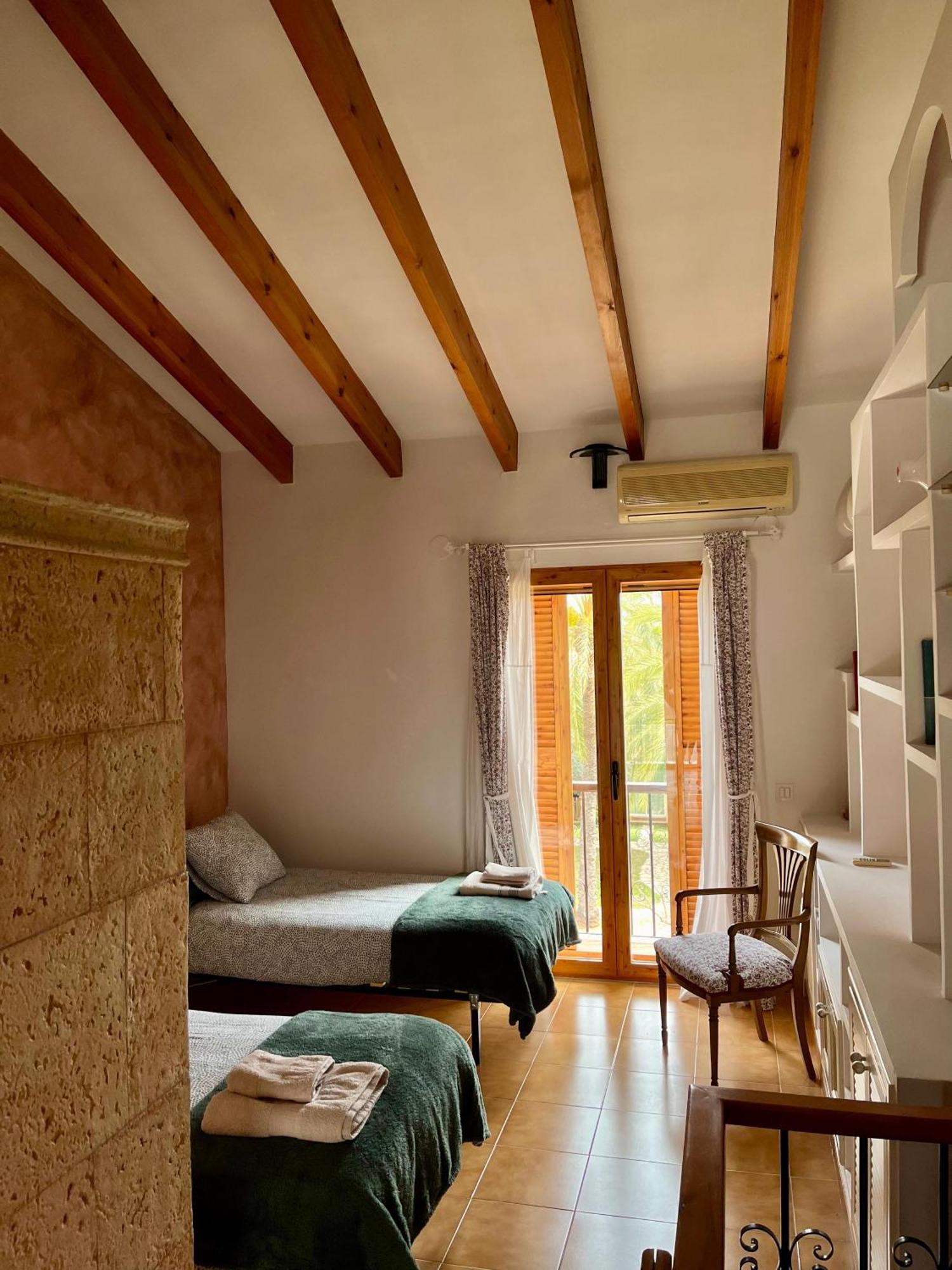 Adosado En Con Gran Jardin Holiday home